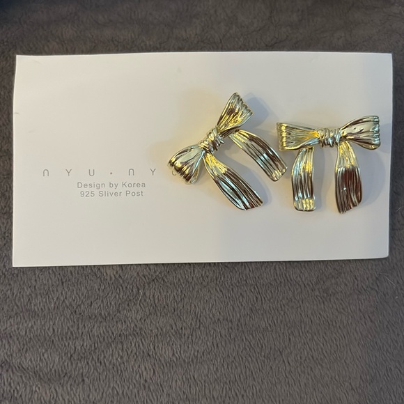 Nyu-nyu gold bow earrings, brand new with tags - Picture 1 of 3